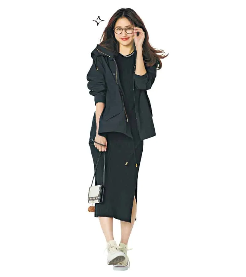 黒ワンピース×マウンテンパーカの春夏黒ワンピースコーデ