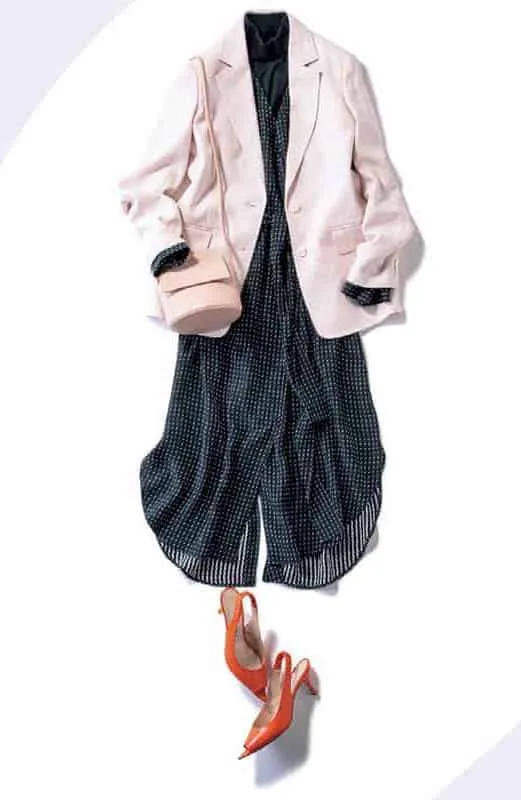 黒ワンピース×ピンクジャケットの春夏黒ワンピースコーデ