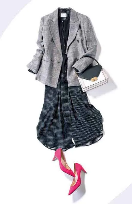 黒ワンピース×グレージャケットの春夏黒ワンピースコーデ