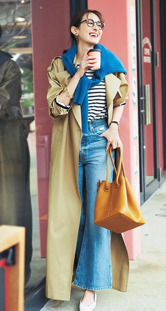 モノトーンボーダーカットソー × ベージュトレンチコート × デニム × ビビッドなニット (肩掛け) の大人カジュアルなボーダーコーデ