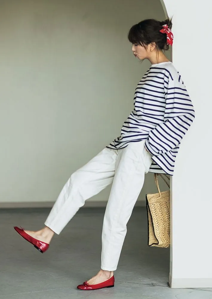 モノトーンボーダーカットソー × 白デニムパンツ × 赤いバレエシューズ × スカーフ の大人カジュアルなボーダーコーデ