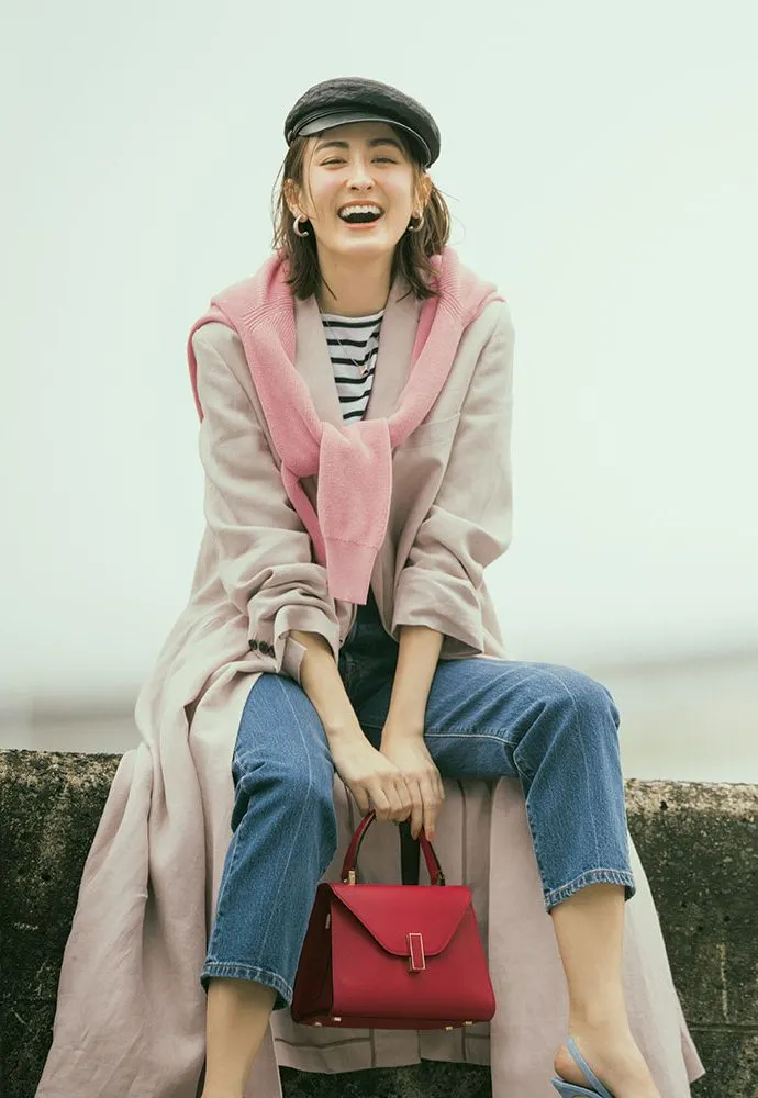 モノトーンボーダーカットソー × ベージュコート × デニム × 赤色バッグ × ピンクのニット (肩掛け) の大人カジュアルなボーダーコーデ