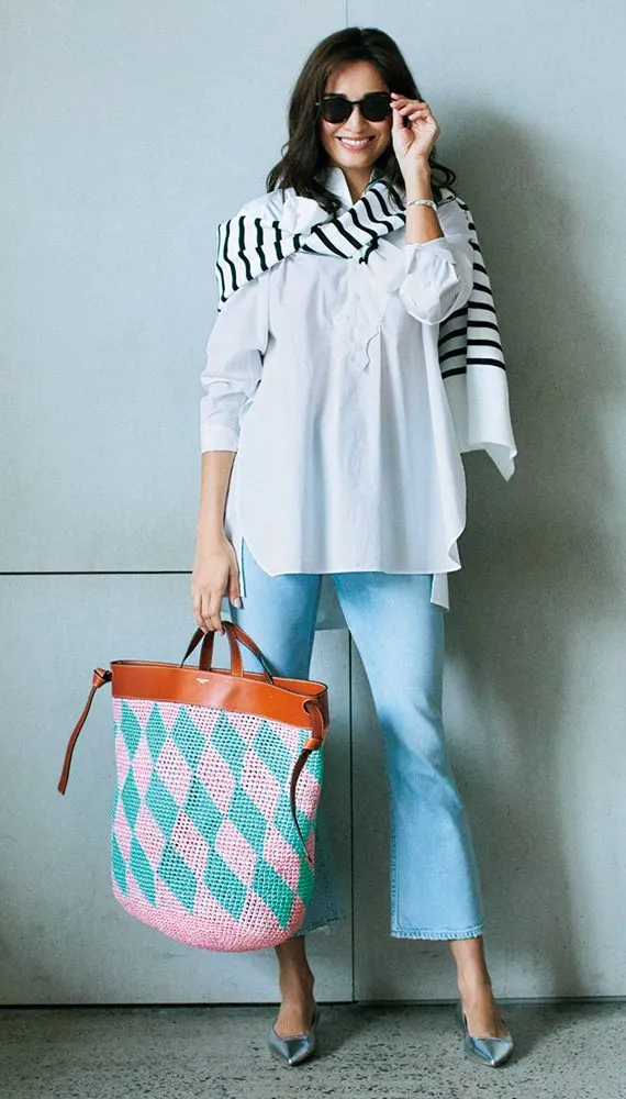 モノトーンボーダーカーディガン × 白シャツ (バンドカラー) × デニム (フレアシルエット) の大人カジュアルなボーダーコーデ