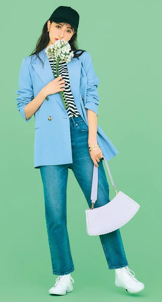 モノトーンボーダーカットソー × ライトブルージャケット × ブルーデニム の大人カジュアルなボーダーコーデ