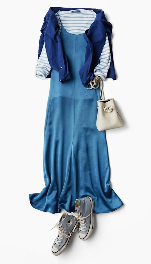 ブルーボーダーカットソー × ブルーキャミソールワンピース の大人カジュアルなボーダーコーデ