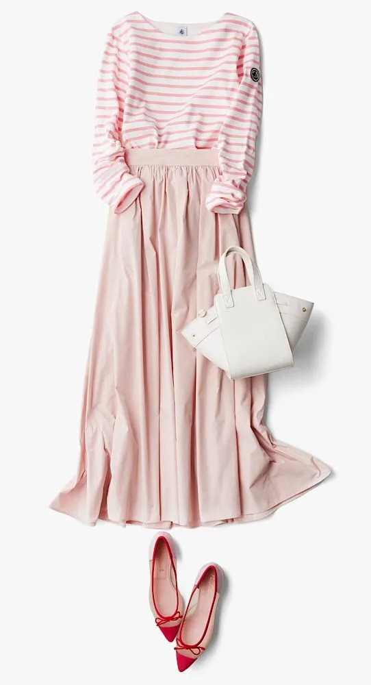 ピンクボーダーカットソー × ピンクフレアスカート × ポインテッドトゥ の大人カジュアルなボーダーコーデ