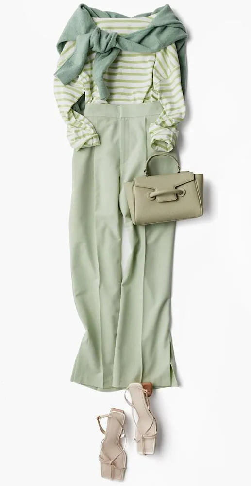 グリーンボーダーカットソー × グリーンパンツ × ニット (肩掛け) の大人カジュアルなボーダーコーデ