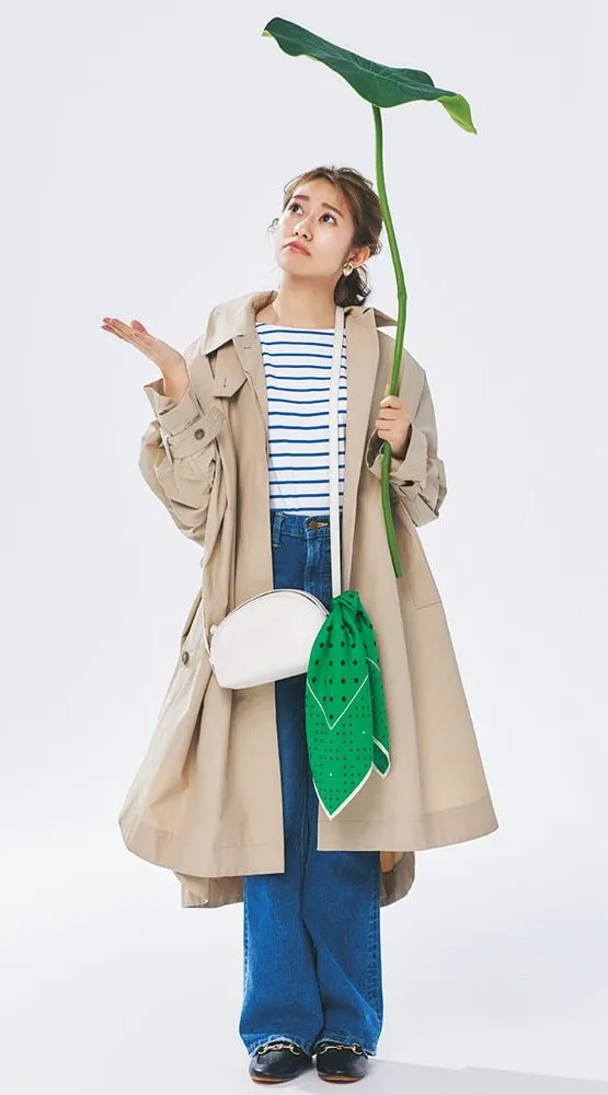 ブルーボーダーカットソー × フレアデニムパンツ × ライトスプリングコート の大人カジュアルなボーダーコーデ