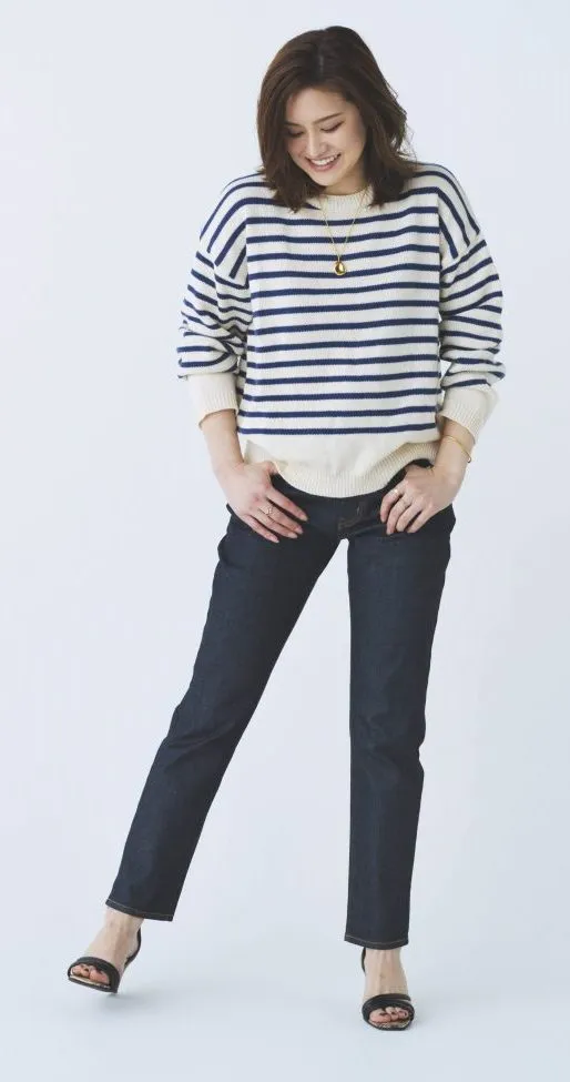 ネイビーボーダーカットソー × インディゴデニムパンツ の大人カジュアルなボーダーコーデ