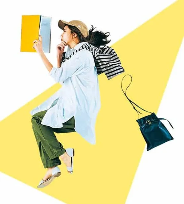 モノトーンボーダーカットソー (肩掛け) × ビッグシャツ × カーゴパンツ × キャップ の大人カジュアルなボーダーコーデ