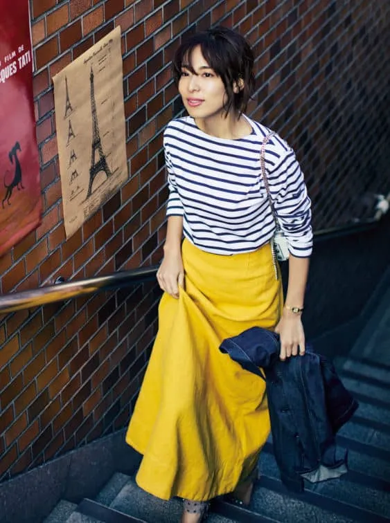 紺白ボーダー × イエロースカート × ハンドバッグ × サンダル (ヒール) の大人カジュアルなボーダーコーデ