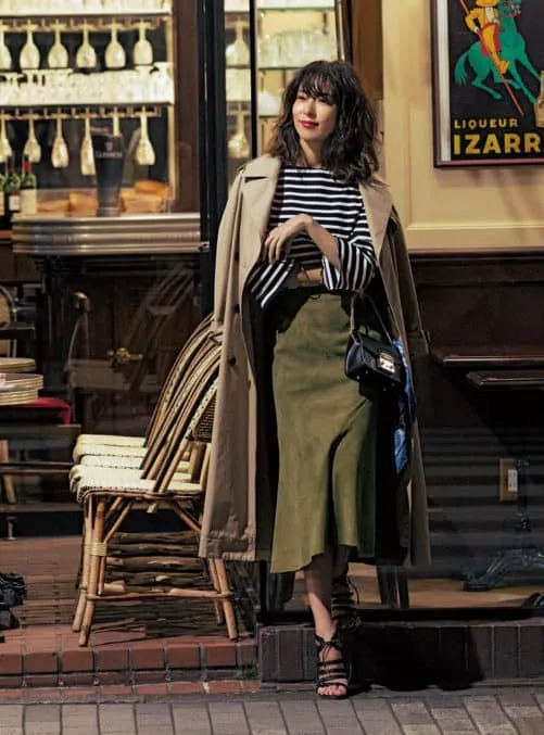 白黒ボーダー × トレンチコート × タイトスカート × ハンドバッグ × サンダル × スカーフ の大人カジュアルなボーダーコーデ