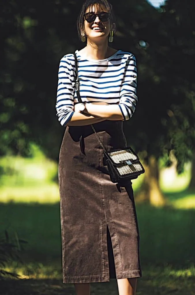 青白ボーダー × コーデュロイタイトスカート の大人カジュアルなボーダーコーデ