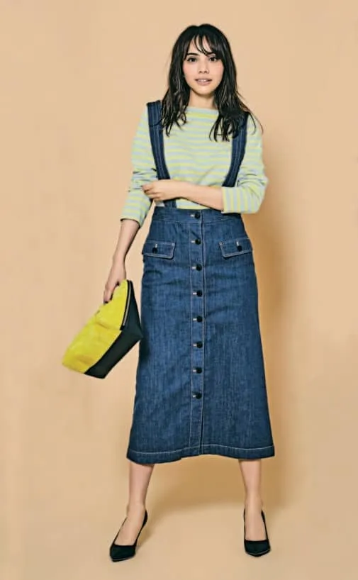 ボーダー (イエロー) × サスペンダー付きデニムスカート の大人カジュアルなボーダーコーデ