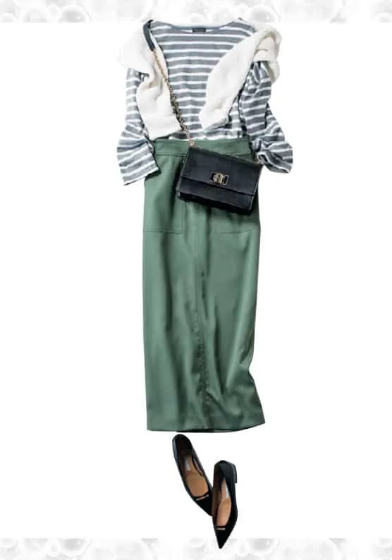 ボーダーカットソー (グレー×ホワイト) × タイトスカート × 白ニット (肩掛け) の大人カジュアルなボーダーコーデ