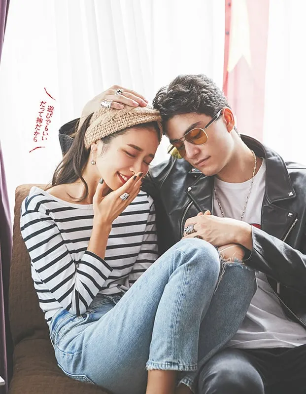 ボーダーカットソー × デニム × ヘアバンド の大人カジュアルなボーダーコーデ