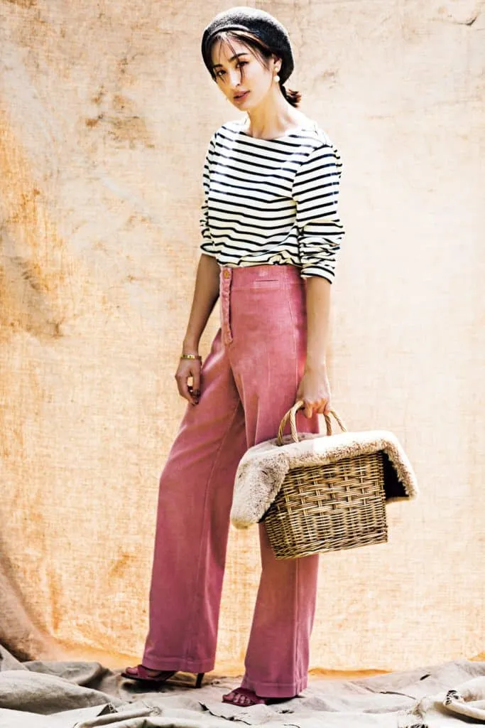 ボーダー (白×ネイビー) × ピンクのワイドパンツ × ベレー帽 × サンダル の大人カジュアルなボーダーコーデ