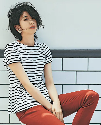 ボーダー (ペプラムシルエット) × オレンジパンツ の大人カジュアルなボーダーコーデ