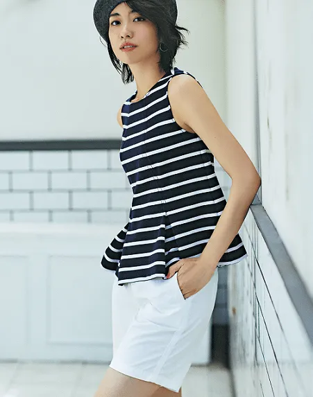 ノースリーブボーダー × ショートパンツ の大人カジュアルなボーダーコーデ