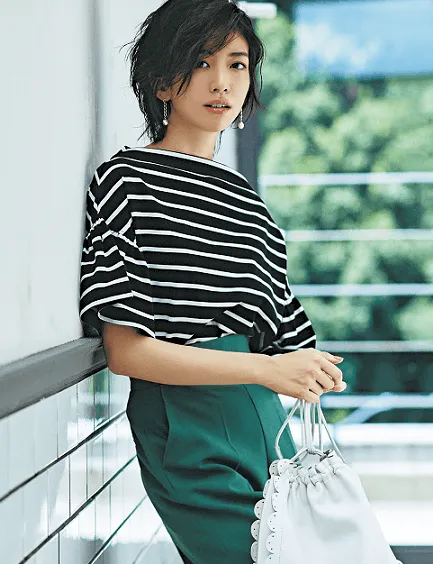 袖フリル付きボーダーT × パンツ の大人カジュアルなボーダーコーデ