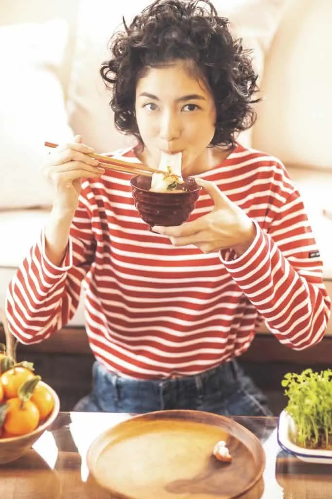 赤白ボーダーカットソー × ワイドデニム の大人カジュアルなボーダーコーデ