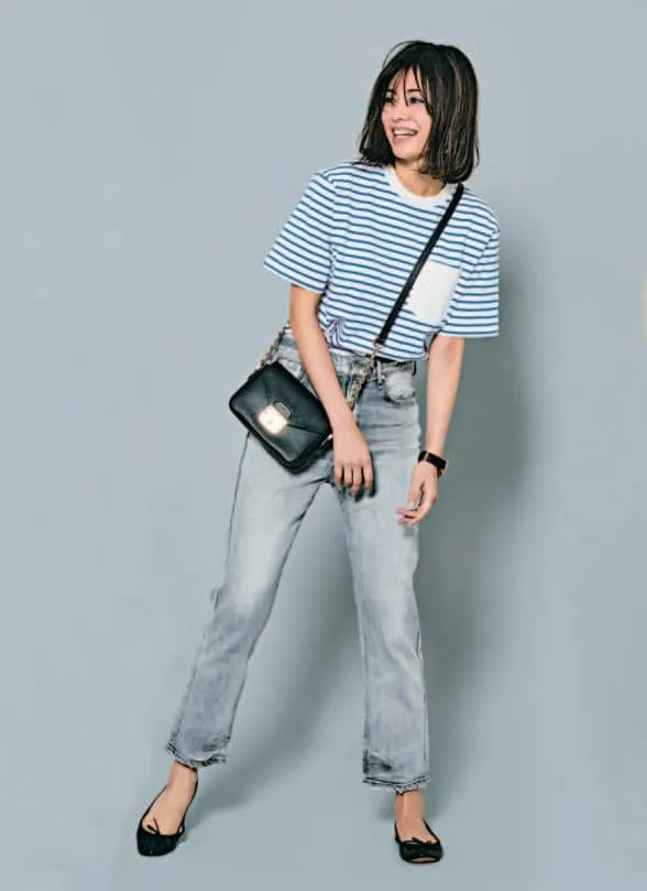 ボーダーT (白がポイント) × 色落ちデニム × 黒小物 の大人カジュアルなボーダーコーデ