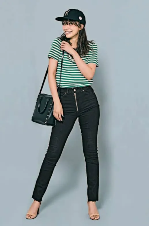 グリーンボーダー × 黒スキニー × キャップ × サンダル の大人カジュアルなボーダーコーデ