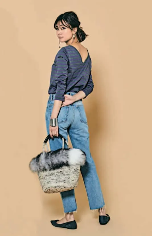 背中開きデザインのボーダー × デニム × バレエシューズ の大人カジュアルなボーダーコーデ