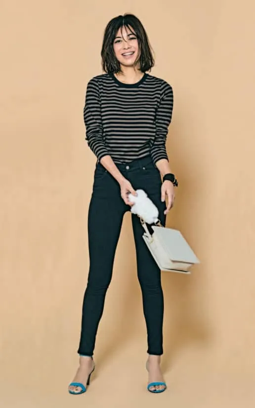 ボーダー (モノトーン配色) × デニム × カラーサンダル の大人カジュアルなボーダーコーデ