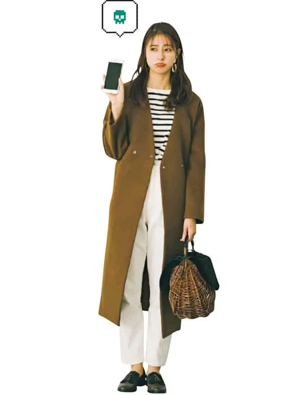 ボーダー × 白デニム × カゴバッグ × コート (落ち着いた色味) の大人カジュアルなボーダーコーデ