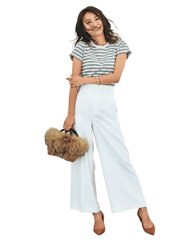 グレーボーダーT × 白ワイドパンツ × パンプス × ネックレス の大人カジュアルなボーダーコーデ