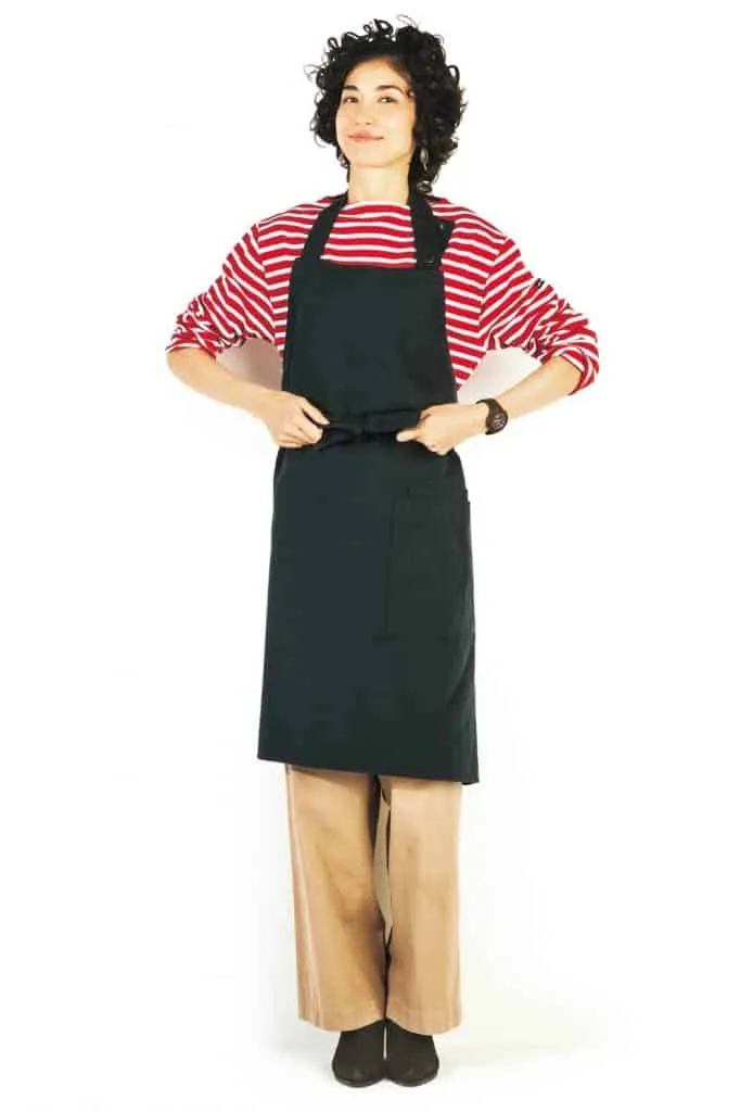 赤白ボーダーカットソー × ワイドパンツ (ベージュ) × エプロン × ブーツ の大人カジュアルなボーダーコーデ