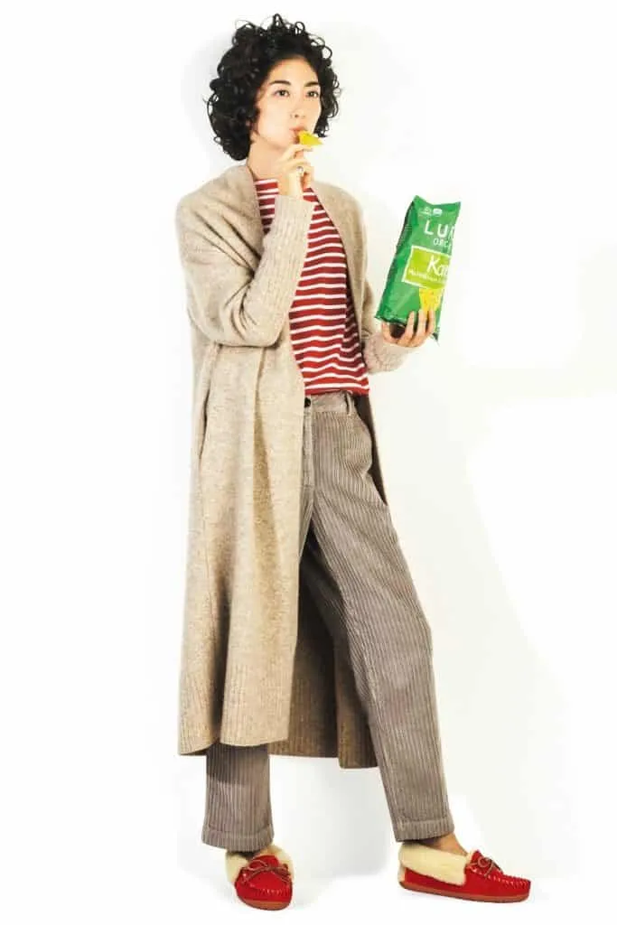 赤白ボーダーカットソー × パンツ (淡いグレー) × ロングカーディガン の大人カジュアルなボーダーコーデ