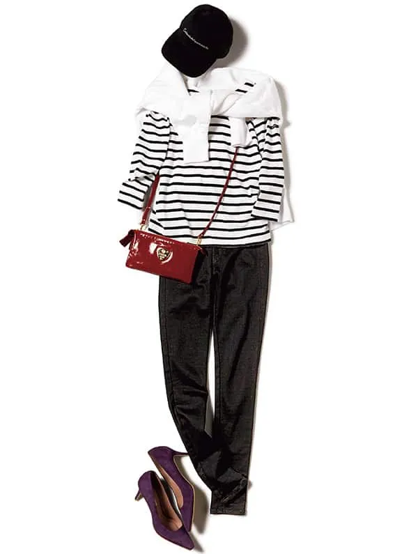 ルミノアのボーダー × 白フーディ × キャップ × 赤のバッグ の大人カジュアルなボーダーコーデ