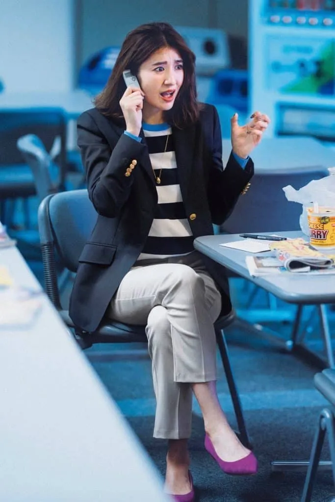 ボーダーニット × センタープレスパンツ × ジャケット × フラットパンプス (ビビッドカラー) の大人カジュアルなボーダーコーデ