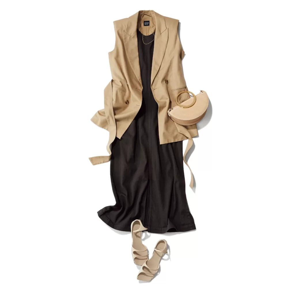 黒ワンピースにジレを合わせたモードなオフィスカジュアルコーデ