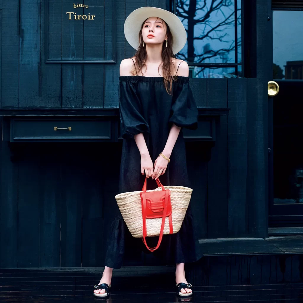 黒のオフショルワンピースにカゴバッグと白ハットを合わせた夏コーデ