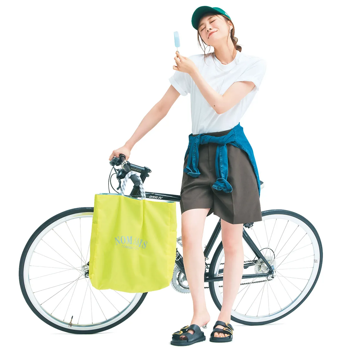 白のTシャツとショートパンツ、スポーツサンダル、腰にデニムジャケットを巻いた夏休みのワンマイルコーデ
