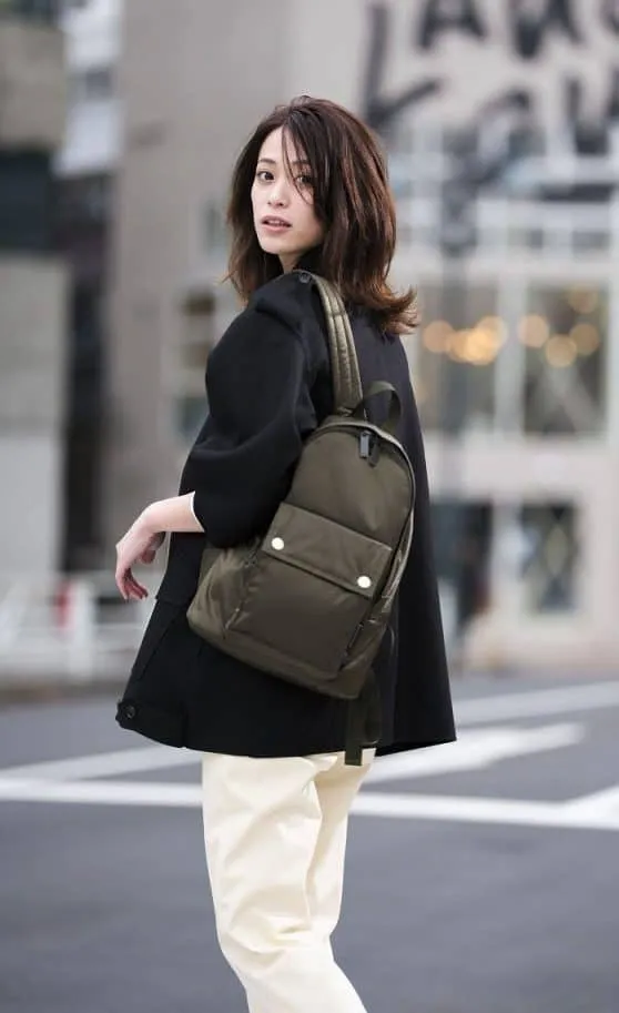 カーキリュック×黒ジャケット×ホワイトパンツの秋冬大人カジュアルなリュックコーデ