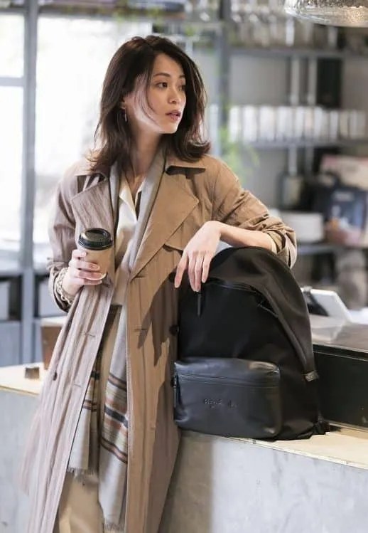 黒リュック×ベージュトレンチコートの秋冬大人カジュアルなリュックコーデ