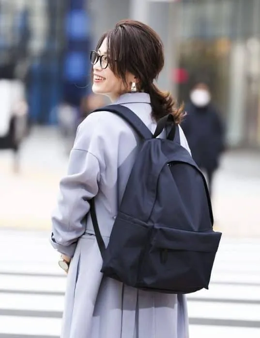 ネイビーリュック×パープルコートの秋冬大人カジュアルなリュックコーデ