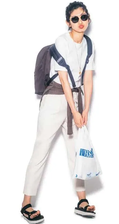 ブラウンリュック×白パンツ×白Tシャツの秋冬大人カジュアルなリュックコーデ