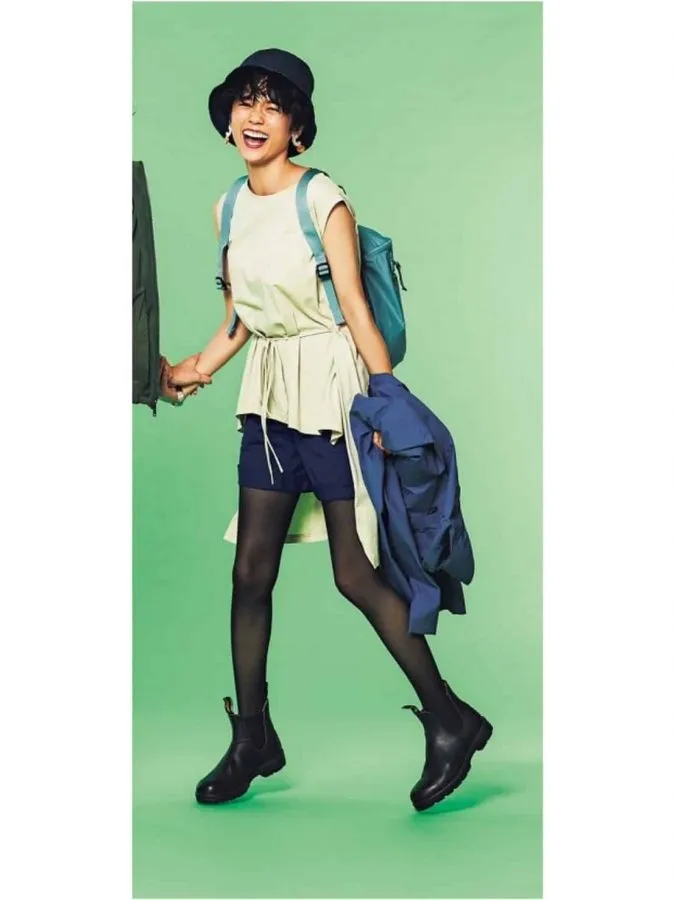 グリーンリュック×ネイビーショートパンツ×デザインTシャツの秋冬大人カジュアルなリュックコーデ