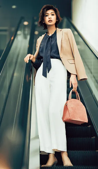ジャケット×ブラウス×白パンツの大人レディースオフィスカジュアルコーデ
