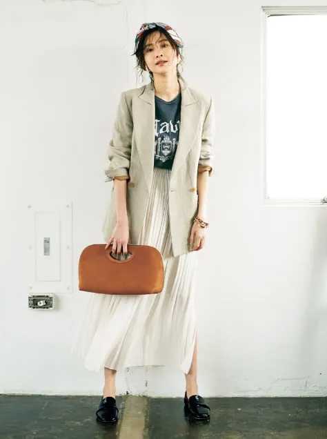 ジャケット×ロゴTシャツ×プリーツスカート×ローファーの大人レディースオフィスカジュアルコーデ