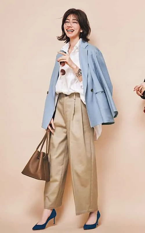 パステルブルーのジャケット×白シャツ×チノパンツの大人レディースオフィスカジュアルコーデ