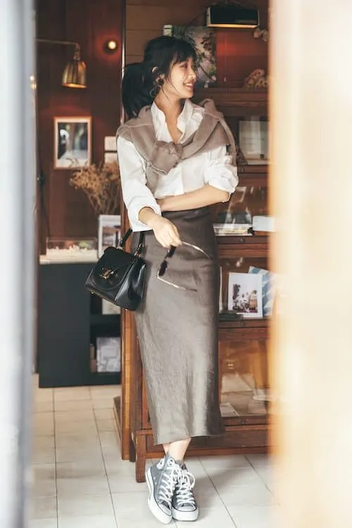 白シャツ×スウェット×ナロースカート×スニーカーの大人レディースオフィスカジュアルコーデ