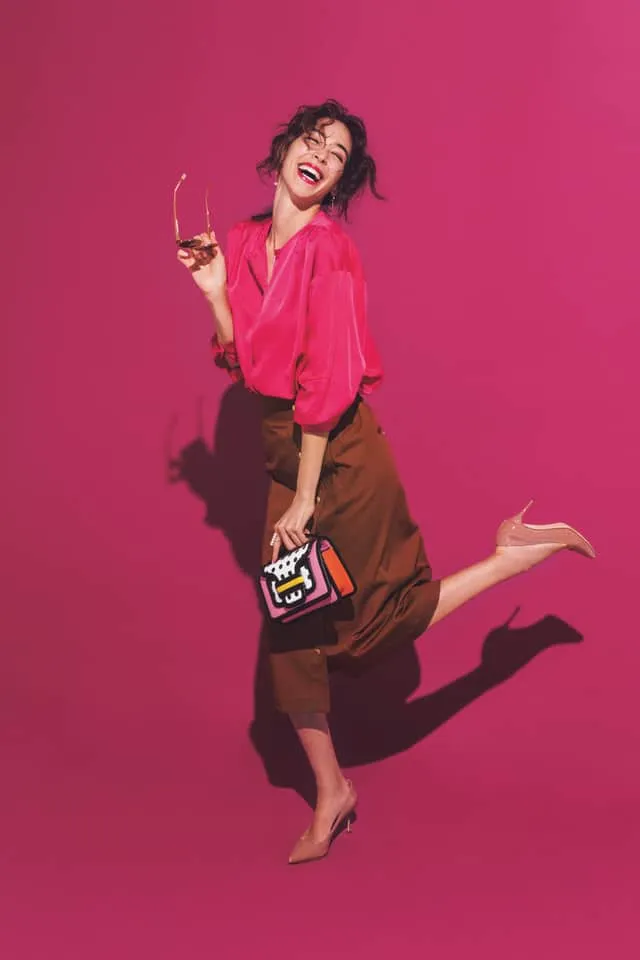 ピンクシャツ×ブラウンスカート×パンプスの大人レディースオフィスカジュアルコーデ