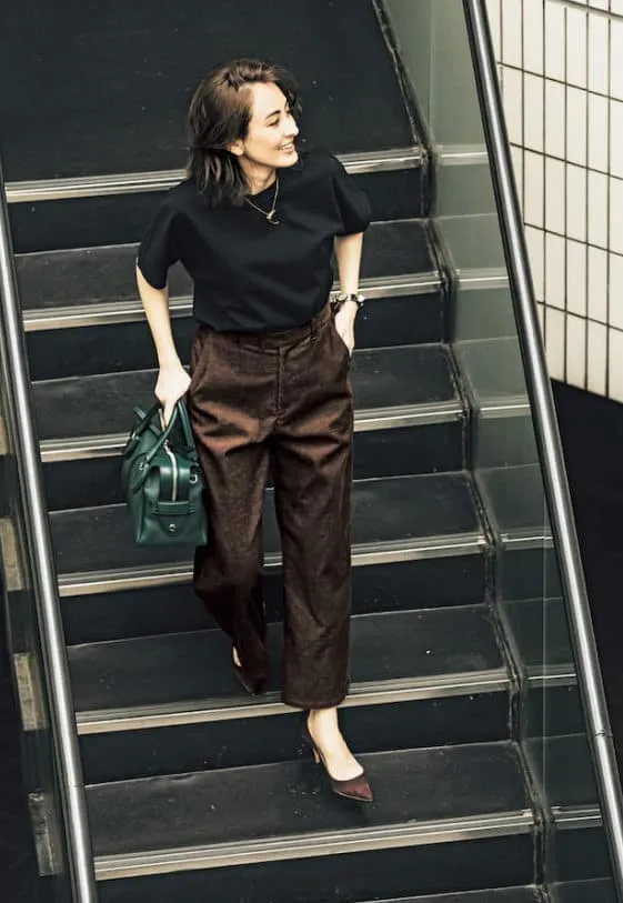 無地Tシャツ×ブラウンワイドパンツ×パンプスの大人レディースオフィスカジュアルコーデ