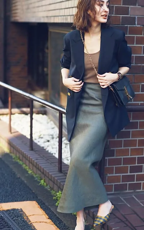 紺ブレ×タンクトップ×ロングタイトスカート×ミュールの大人レディースオフィスカジュアルコーデ